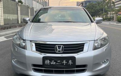 Вторичный Honda Accord 2008 года, подержанный бензиновый седан, с характеристиками и интерьером для покупателей автомобилей б/у.