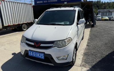 Полный экстерьер подержанного Wuling Hongguang 2014, китайского минивэна на продажу с бензиновым двигателем 2WD и ценой.
