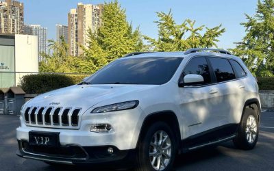 Экстерьер Jeep Cherokee 2018, подержанный внедорожник на продажу в Китае, обзор характеристик бензина 4WD, цена и покупка в Китае.