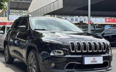 Экстерьер подержанного внедорожника Jeep Cherokee 2021 года на продажу, с характеристиками и ценой для покупателей вторичных авто в Китае.