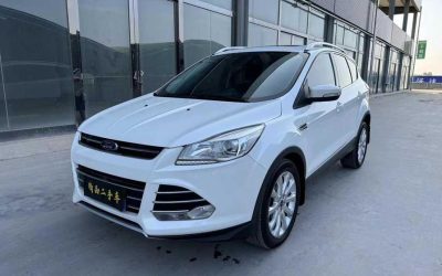 Подержанный внедорожник Ford Kuga 2016 года, на продажу в Китае с характеристиками, ценой и видом экстерьера этого бензинового авто.