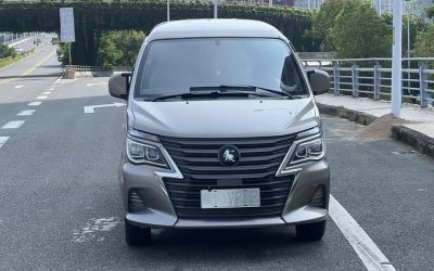 Экстерьер Dongfeng Forthing Lingzhi 2023, китайский подержанный минивэн на продажу, обзор характеристик бензина 2WD, цена и покупка в Китае.