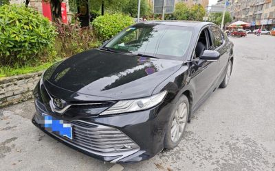 Полный вид Toyota Camry 2018, подержанный автомобиль, седан, бензиновый/гибридный, 2WD, на продажу с техническими характеристиками и ценой.