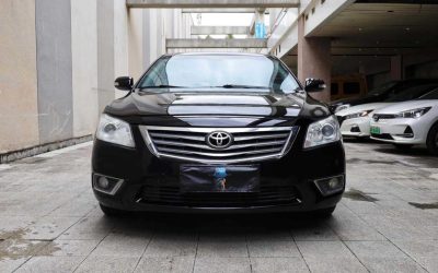 Обзор экстерьера подержанного Toyota Camry 2010 седан, демонстрирующий спецификации и дизайн для автомобиля с пробегом на продажу, с бензиновым типом топлива и приводом 2WD, доступен в Китае по конкурентоспособной цене.
