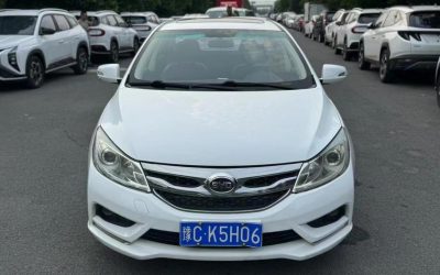 Передний вид автомобиля с пробегом BYD SuRui 2015 седан, гибрид, 2WD, на продажу в Китае.