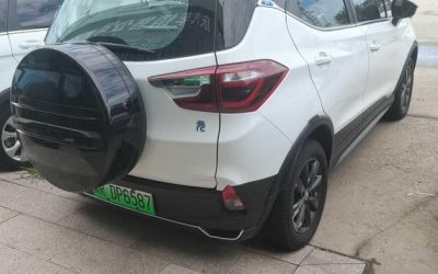 Обзор экстерьера подержанного BYD Yuan EV 2019 SUV, демонстрирующий спецификации и дизайн для китайского подержанного автомобиля на продажу, с электрическим типом топлива и приводом 2WD, доступен в Китае.