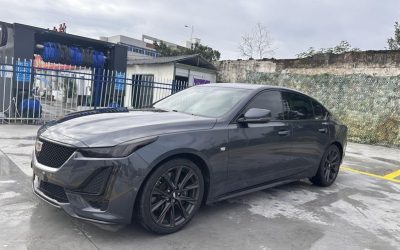 Передний вид подержанного Cadillac CT5 2020 седан, 2WD, бензин, доступен для покупки в Китае.