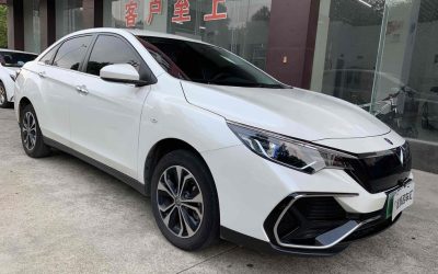 Обзор экстерьера подержанного Venucia D60 EV 2023 седан, демонстрирующий спецификации и дизайн для китайского подержанного автомобиля на продажу, с электрическим типом топлива и приводом 2WD, доступен в Китае.