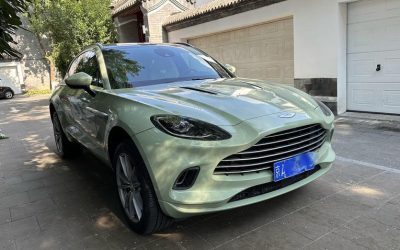 Полный вид Aston Martin DBX 2023, подержанный автомобиль, внедорожник, бензиновый, 4WD, на продажу с техническими характеристиками и ценой.