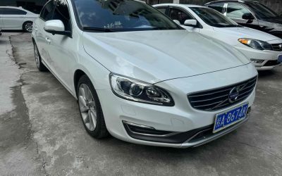 Полный обзор экстерьера Volvo S60 2015, б/у седан на продажу. Просмотрите технические характеристики, цену и обзоры этого подержанного автомобиля с 2WD.