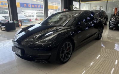Общий вид Tesla Model 3 2021, б/у электромобиль на продажу. Узнайте технические характеристики, цену и обзоры этого подержанного седана с электрическим двигателем.