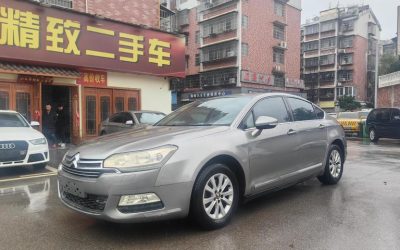 Вид экстерьера подержанного седана Citroen C5 2013 на продажу в Китае, демонстрирующий технические характеристики, цену и бензиновый тип топлива, готовый к покупке.