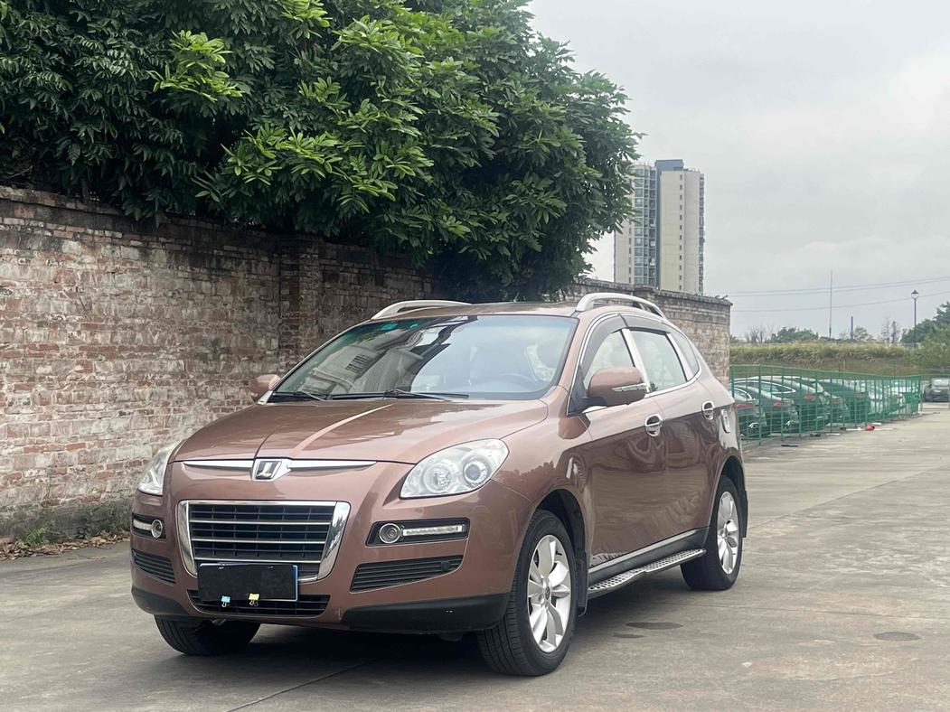 Вид экстерьера подержанного внедорожника Luxgen U7 SUV 2012 на продажу в Китае, демонстрирующий технические характеристики, цену и бензиновый тип топлива, готовый к покупке.