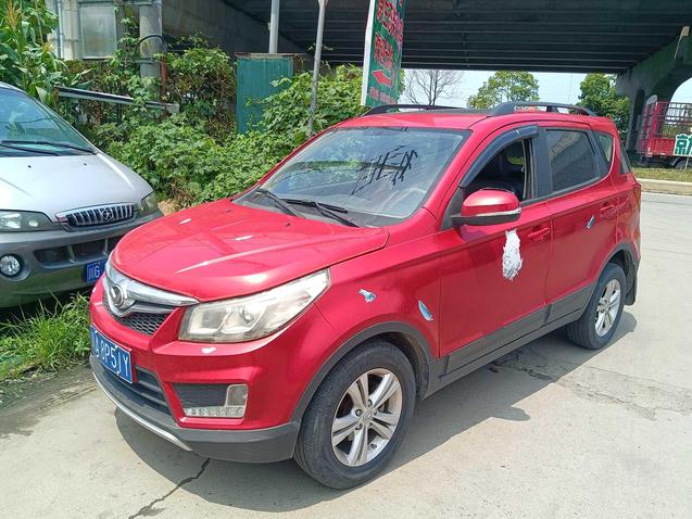 Подержанный BAIC Huansu S2 2016 интерьер, бензиновый внедорожник, 2WD, на продажу в Китае, проверьте характеристики.