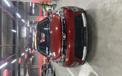 Вид экстерьера подержанного внедорожника Great Wall M4 2014 на продажу в Китае, демонстрирующий технические характеристики, цену и бензиновый тип топлива, готовый к покупке.