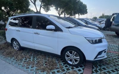 Вид экстерьера подержанного MPV BAIC Huansu H5 2019 на продажу в Китае, демонстрирующий технические характеристики, цену и бензиновый тип топлива, готовый к покупке.