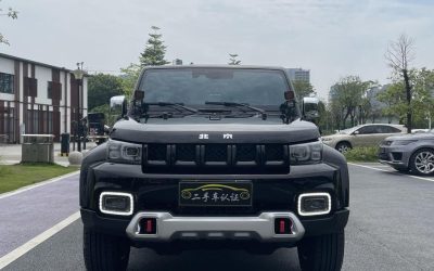 Вид экстерьера подержанного внедорожника BAIC BJ40 2022 на продажу в Китае, демонстрирующий технические характеристики, цену и бензиновый тип топлива, готовый к покупке.