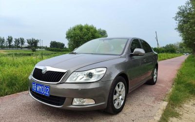 Полный экстерьер подержанного Skoda Octavia 2013, седана на продажу в Китае с бензиновым двигателем 2WD и ценой.