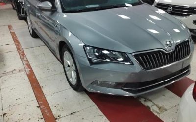 Передний экстерьер подержанного Skoda Superb 2017, седана на продажу в Китае, показывает характеристики, цену и бензиновый тип топлива для покупателей.