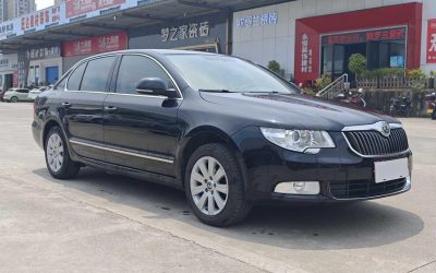 Вид экстерьера подержанного седана Skoda Superb 2013 на продажу в Китае, демонстрирующий технические характеристики, цену и бензиновый тип топлива, готовый к покупке.