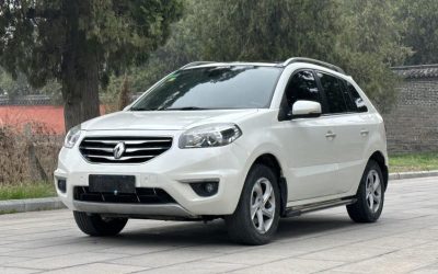 Вид экстерьера подержанного внедорожника Renault Koleos 2013 на продажу в Китае, демонстрирующий технические характеристики, цену и бензиновый тип топлива, готовый к покупке.