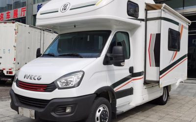 Вид экстерьера подержанного фургона Iveco Daily 2019 на продажу в Китае, демонстрирующий технические характеристики, цену и дизельный тип топлива, готовый к покупке.