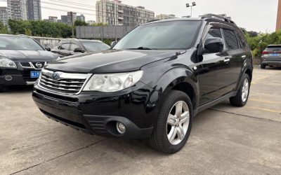 Вид экстерьера подержанного внедорожника Subaru Forester 2010 на продажу в Китае, демонстрирующий технические характеристики, цену и бензиновый тип топлива, готовый к покупке.