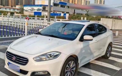 Передний экстерьер подержанного Fiat Viaggio 2014, седана на продажу в Китае, показывает характеристики, цену и бензиновый тип топлива для покупателей.