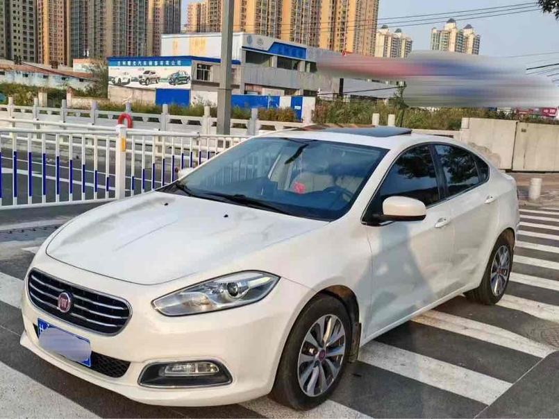 Передний экстерьер подержанного Fiat Viaggio 2014, седана на продажу в Китае, показывает характеристики, цену и бензиновый тип топлива для покупателей.
