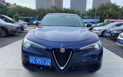 Передний экстерьер подержанного Alfa Romeo Stelvio 2017, внедорожника на продажу в Китае, показывает характеристики, цену и бензиновый тип топлива.