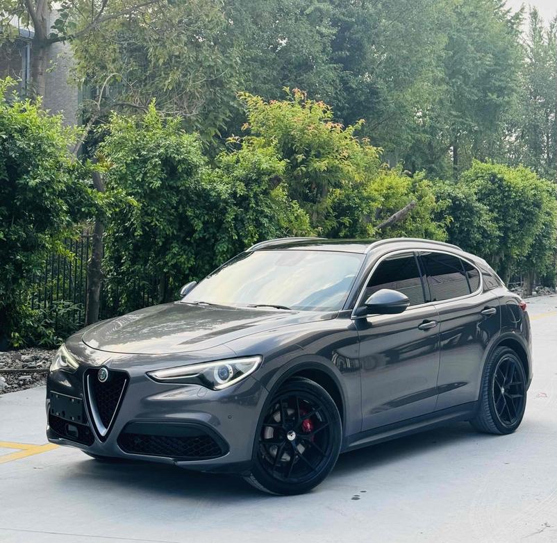 Полный экстерьер Alfa Romeo Stelvio 2019, б/у внедорожник на продажу в Китае, обзор характеристик бензина 4WD, цена и покупка в Китае.