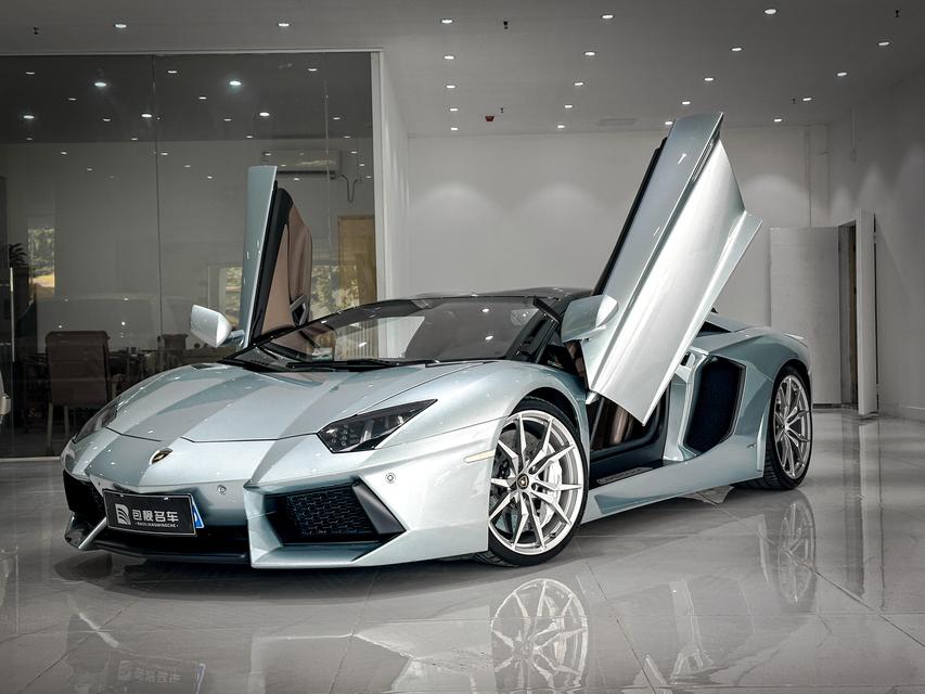 r215212-lamborghini20aventador-2013_0