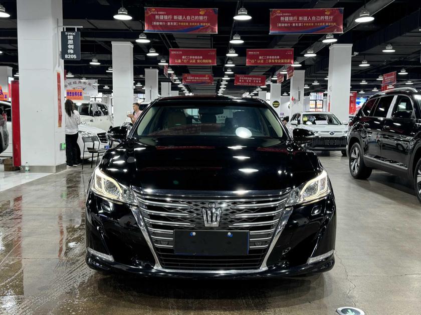 r216011-toyota-crown-2015_0