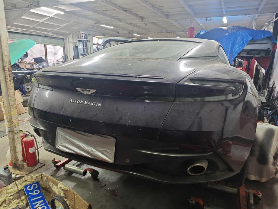 r216303-aston-martin-db11-2023_0
