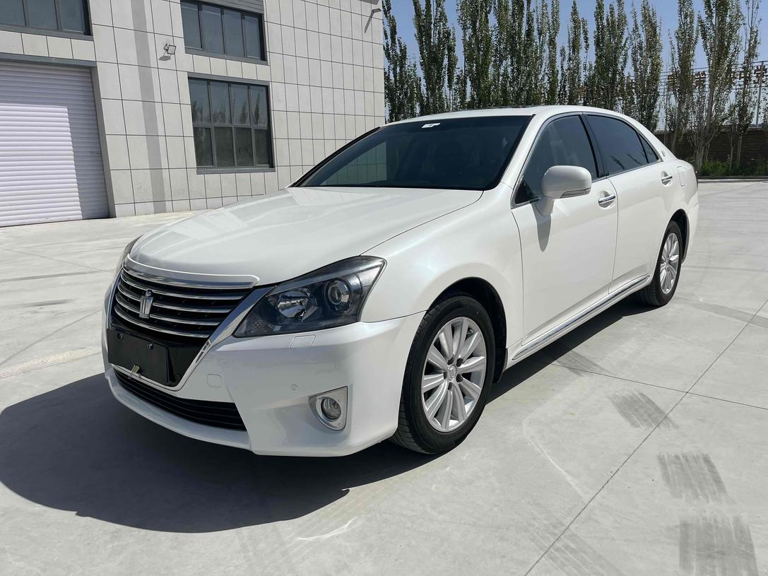 r217713-toyota-crown-2014_0