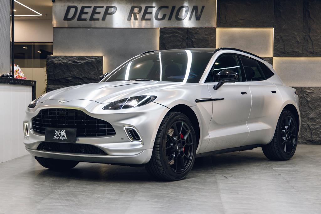 r1015070-aston-martin-dbx-2022_0