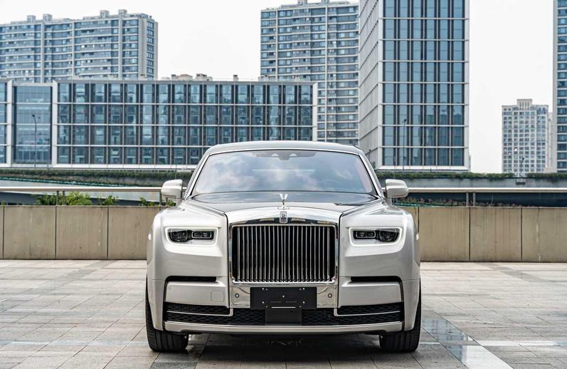 r218805-rolls-royce-phantom-2022_0