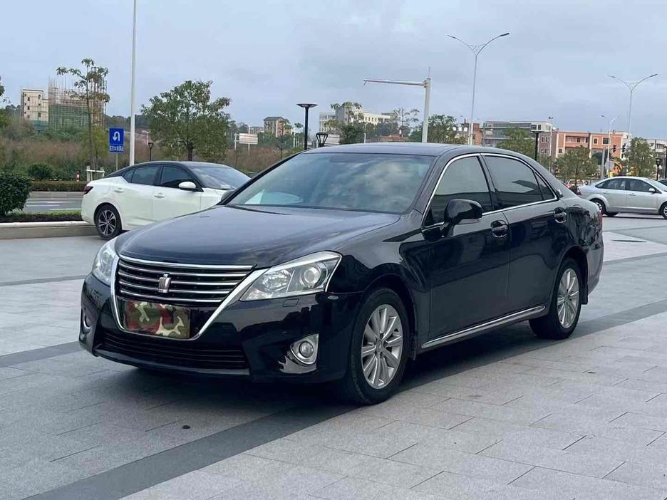 r218853-toyota-crown-2013_0