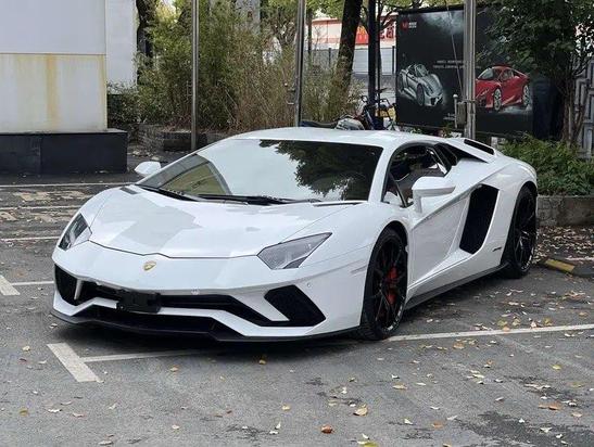 r219093-lamborghini-aventador-2018_0