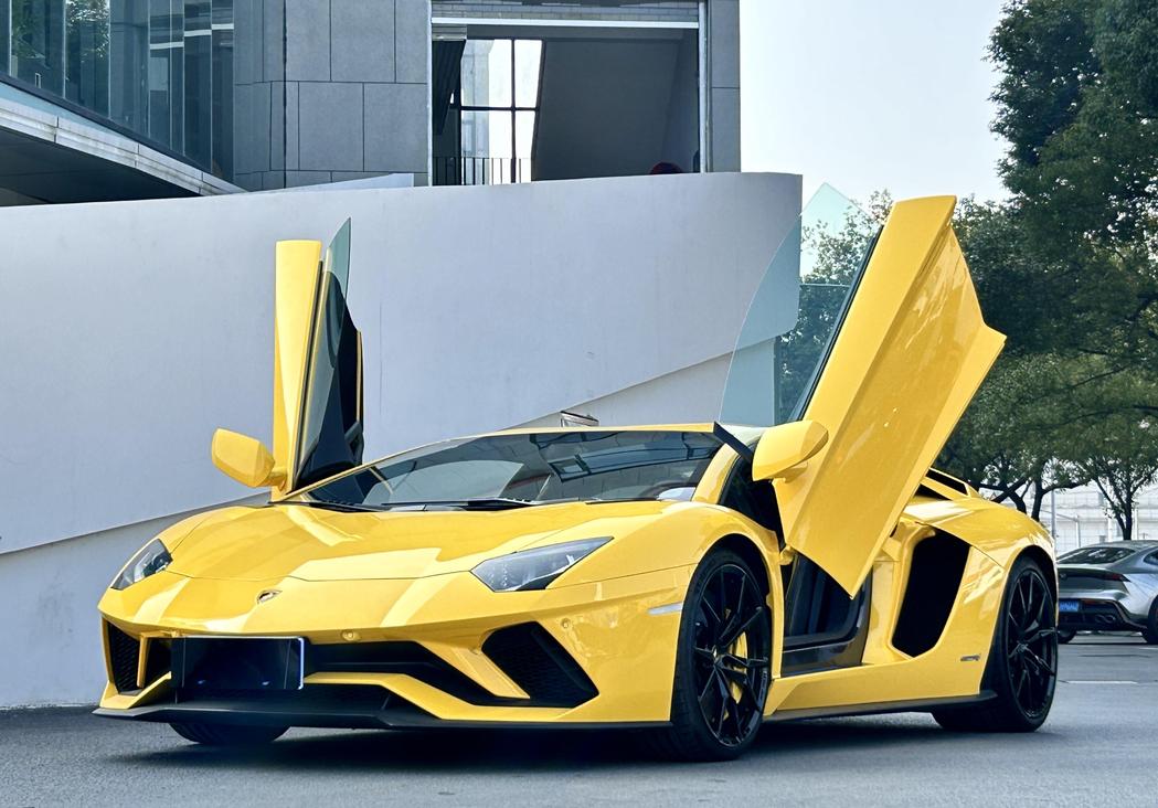 r219579-lamborghini-aventador-2020_r219579-lamborghini-aventador-2020_0