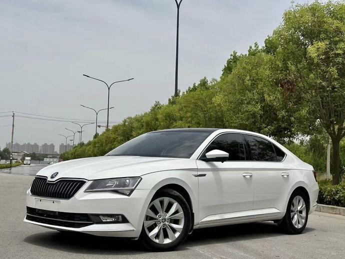 r220471-skoda-superb-2019_0