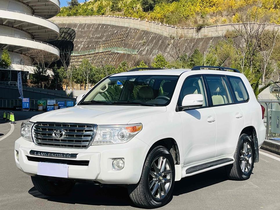 r1013894-toyota-land-cruiser-2016_0