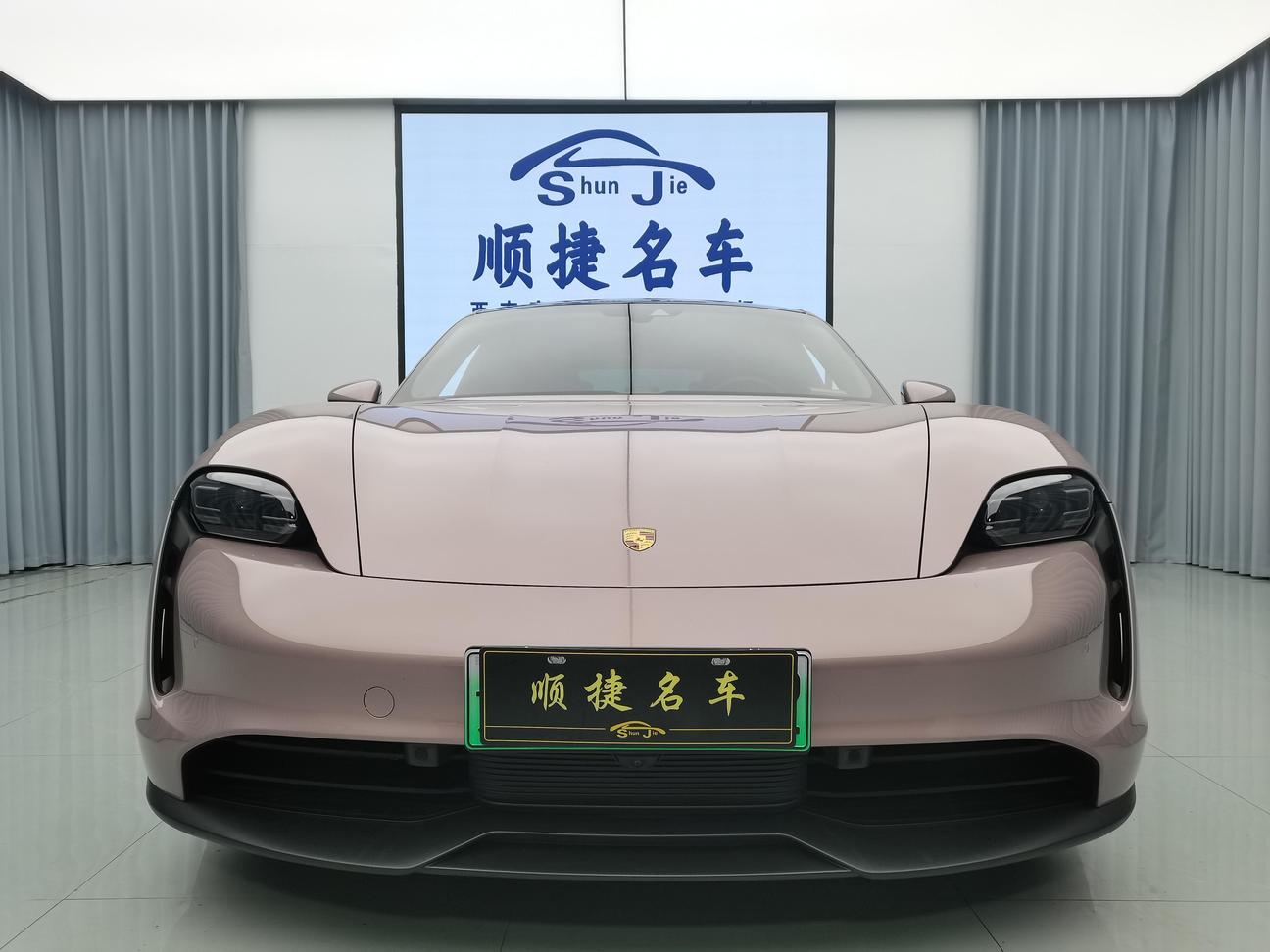 r1013994-porsche-taycan-2023_0
