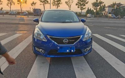 r1014676-nissan-tiida-2012_0