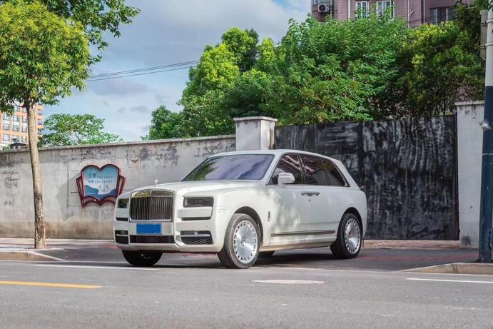 r1015476-rolls-royce-cullinan-2019_0