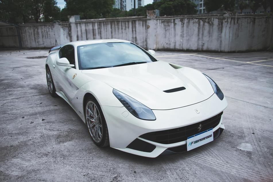 r1015573-ferrari-f12berlinetta-2013_0