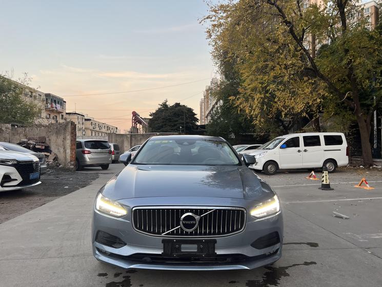 r1015917-volvo-s90-2018_0
