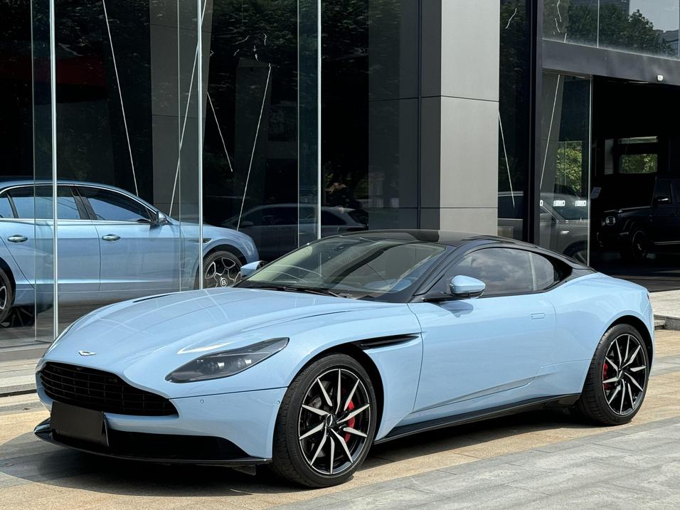 r1015973-aston-martin-db11-2018_0