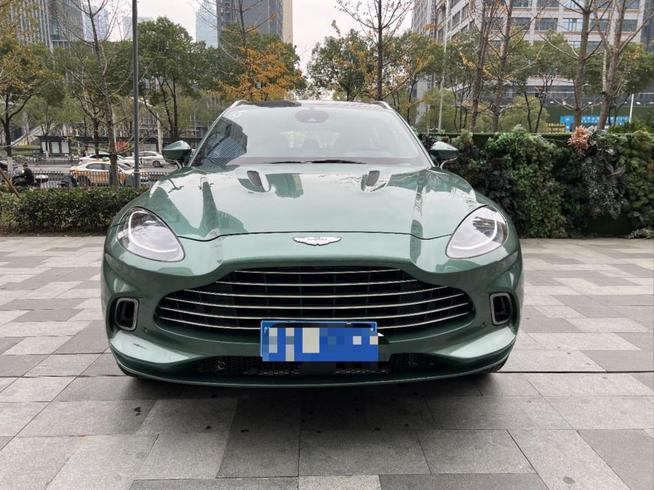 r1015988-aston-martin-dbx-2022_0