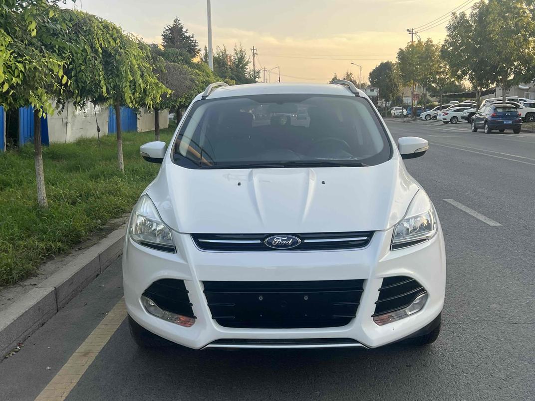 r1013533-ford-kuga-2015_0